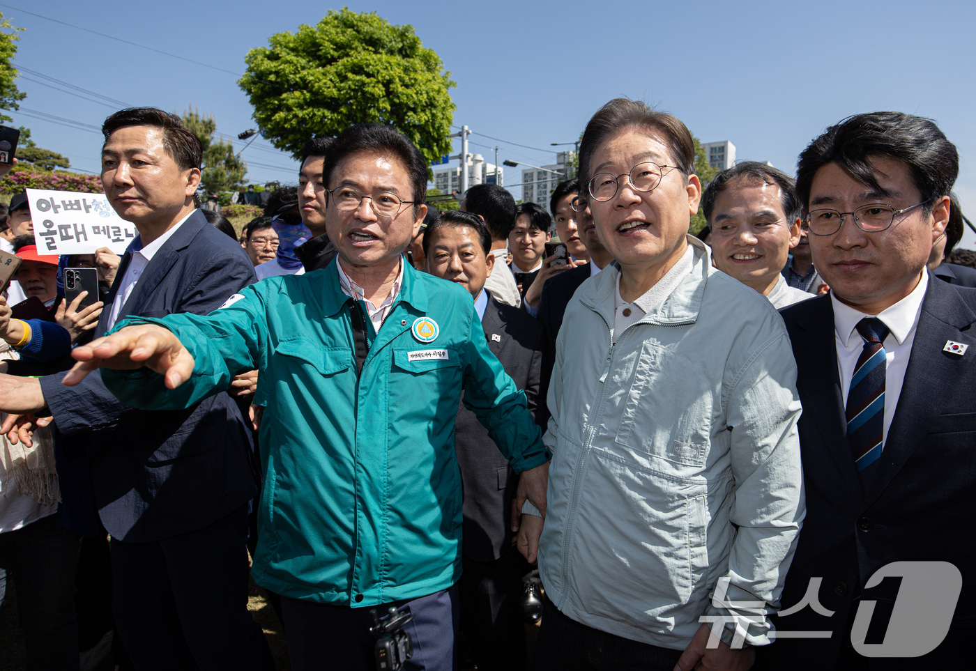 (영주=뉴스1) 이재명 기자 = '골목골목 경청투어 : 단양팔경편'에 나선 이재명 더불어민주당 대통령 후보가 4일 오전 경북 영주시 문정둔치에서 열린 2025 영주 한국선비문화축제 …