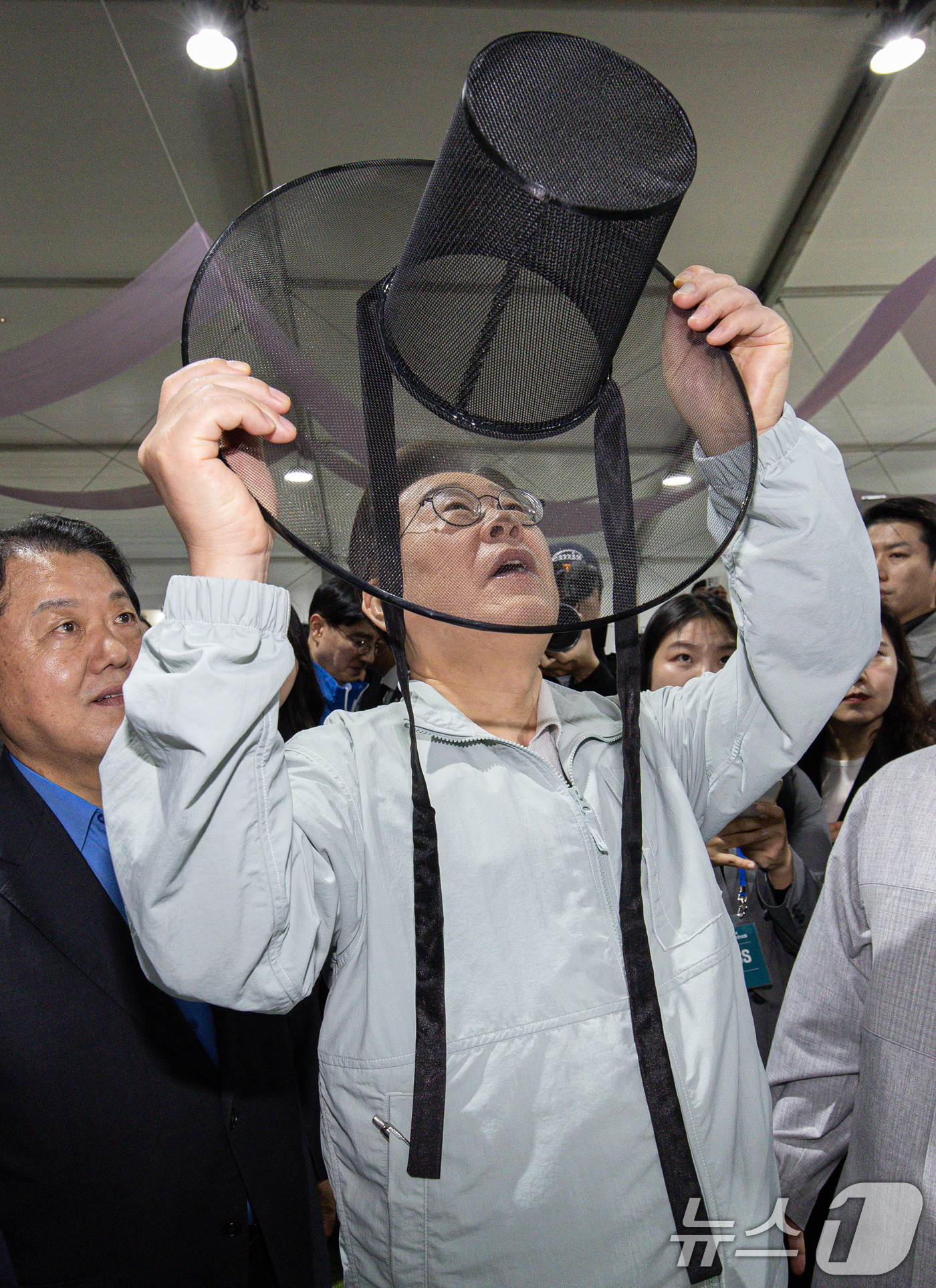 (영주=뉴스1) 이재명 기자 = '골목골목 경청투어 : 단양팔경편'에 나선 이재명 더불어민주당 대통령 후보가 4일 오전 경북 영주시 문정둔치에서 열린 2025 영주 한국선비문화축제 …