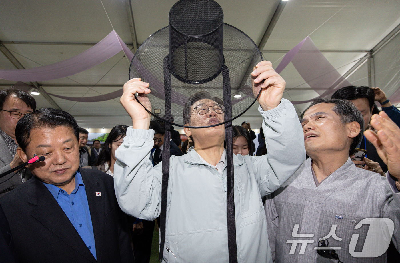 (영주=뉴스1) 이재명 기자 = '골목골목 경청투어 : 단양팔경편'에 나선 이재명 더불어민주당 대통령 후보가 4일 오전 경북 영주시 문정둔치에서 열린 2025 영주 한국선비문화축제 …