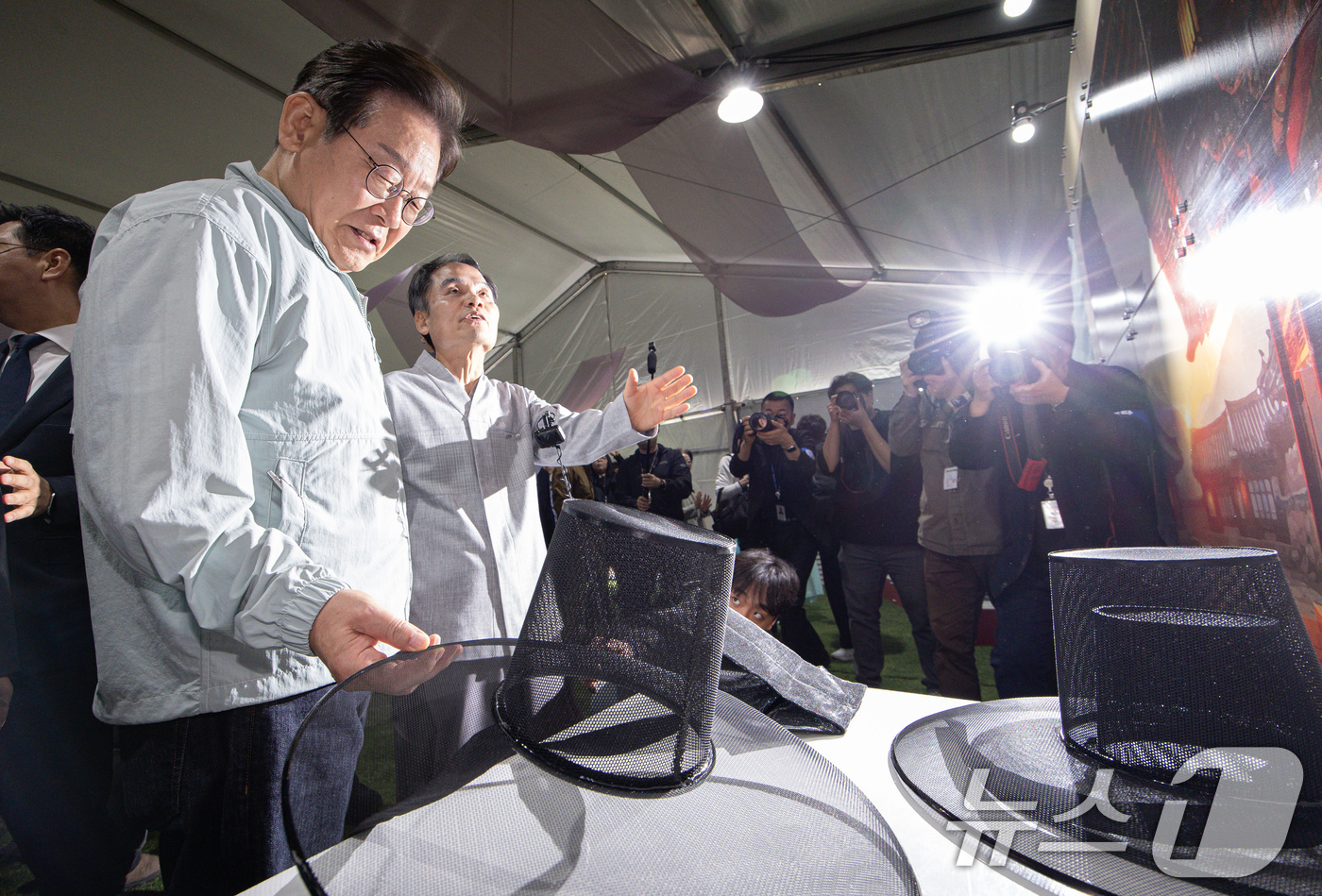 (영주=뉴스1) 이재명 기자 = '골목골목 경청투어 : 단양팔경편'에 나선 이재명 더불어민주당 대통령 후보가 4일 오전 경북 영주시 문정둔치에서 열린 2025 영주 한국선비문화축제 …