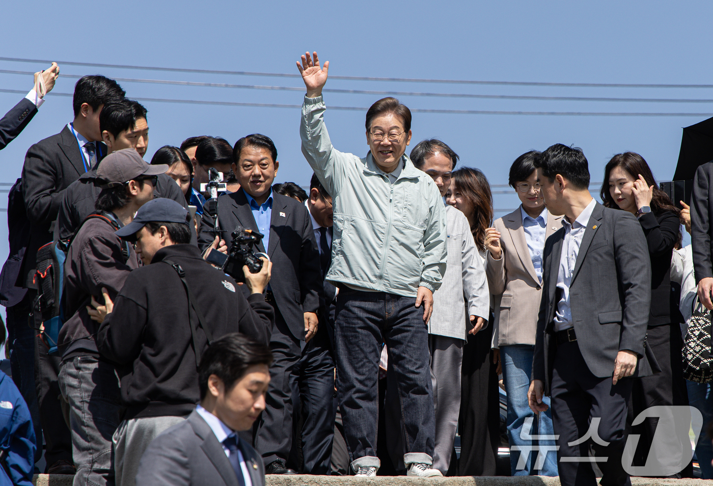 (영주=뉴스1) 이재명 기자 = '골목골목 경청투어 : 단양팔경편'에 나선 이재명 더불어민주당 대통령 후보가 4일 오전 경북 영주시 문정둔치에서 열린 2025 영주 한국선비문화축제 …