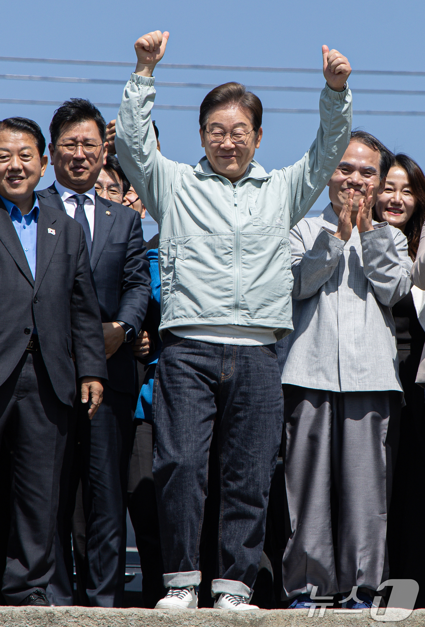 (영주=뉴스1) 이재명 기자 = '골목골목 경청투어 : 단양팔경편'에 나선 이재명 더불어민주당 대통령 후보가 4일 오전 경북 영주시 문정둔치에서 열린 2025 영주 한국선비문화축제 …