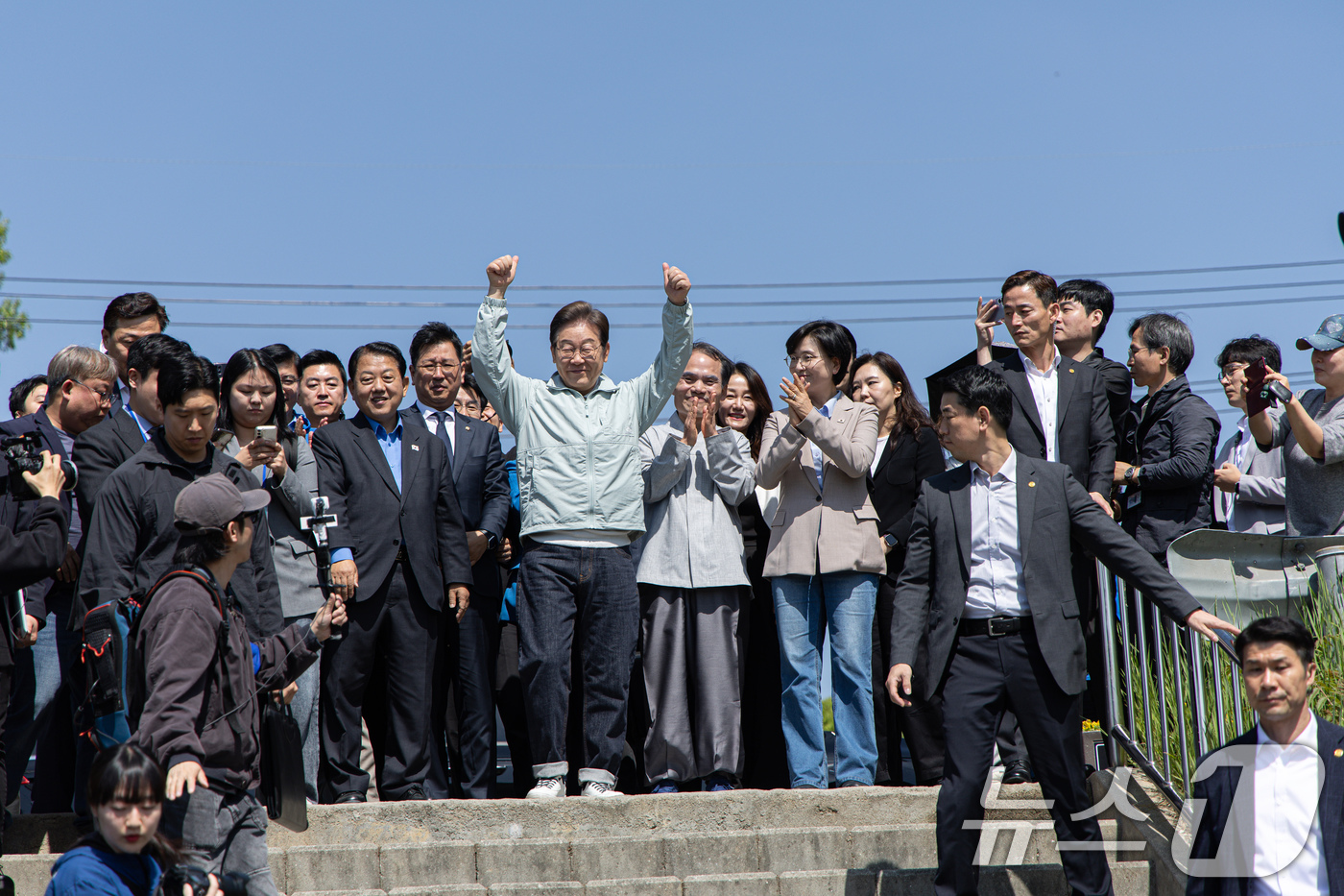 (영주=뉴스1) 이재명 기자 = '골목골목 경청투어 : 단양팔경편'에 나선 이재명 더불어민주당 대통령 후보가 4일 오전 경북 영주시 문정둔치에서 열린 2025 영주 한국선비문화축제 …