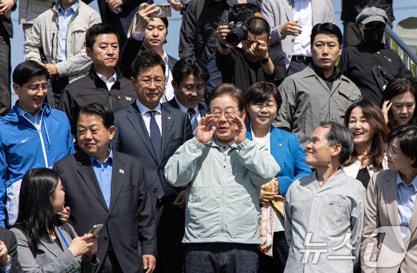 (영주=뉴스1) 이재명 기자 = '골목골목 경청투어 : 단양팔경편'에 나선 이재명 더불어민주당 대통령 후보가 4일 오전 경북 영주시 문정둔치에서 열린 2025 영주 한국선비문화축제 …