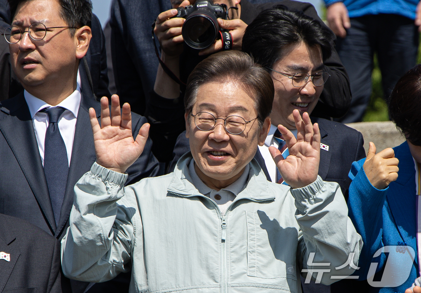 (영주=뉴스1) 이재명 기자 = '골목골목 경청투어 : 단양팔경편'에 나선 이재명 더불어민주당 대통령 후보가 4일 오전 경북 영주시 문정둔치에서 열린 2025 영주 한국선비문화축제 …