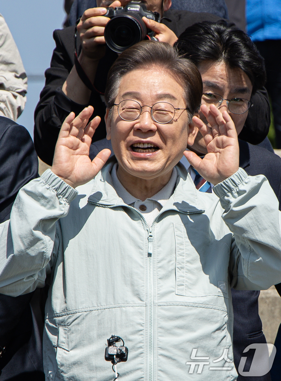 (영주=뉴스1) 이재명 기자 = '골목골목 경청투어 : 단양팔경편'에 나선 이재명 더불어민주당 대통령 후보가 4일 오전 경북 영주시 문정둔치에서 열린 2025 영주 한국선비문화축제 …