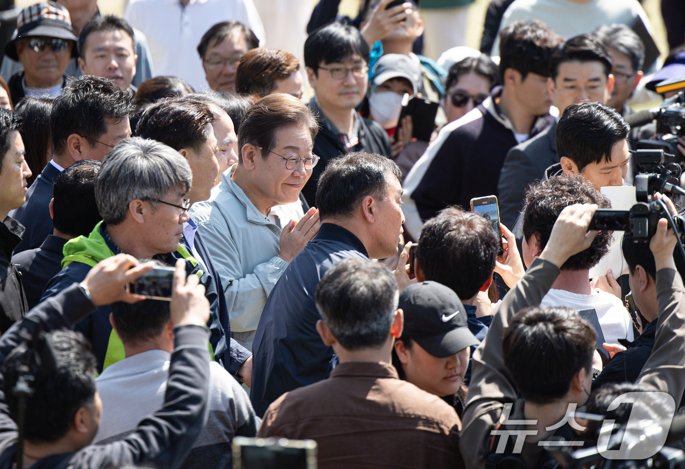 (영주=뉴스1) 이재명 기자 = '골목골목 경청투어 : 단양팔경편'에 나선 이재명 더불어민주당 대통령 후보가 4일 오전 경북 영주시 문정둔치에서 열린 2025 영주 한국선비문화축제 …