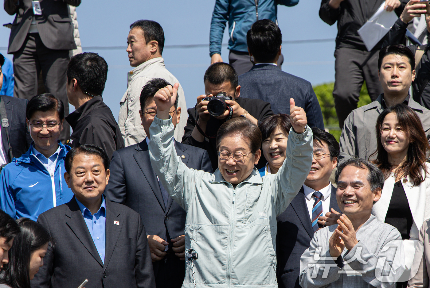 (영주=뉴스1) 이재명 기자 = '골목골목 경청투어 : 단양팔경편'에 나선 이재명 더불어민주당 대통령 후보가 4일 오전 경북 영주시 문정둔치에서 열린 2025 영주 한국선비문화축제 …