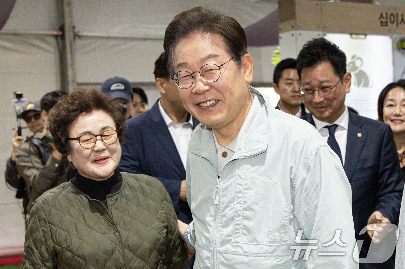 (영주=뉴스1) 이재명 기자 = '골목골목 경청투어 : 단양팔경편'에 나선 이재명 더불어민주당 대통령 후보가 4일 오전 경북 영주시 문정둔치에서 열린 2025 영주 한국선비문화축제 …