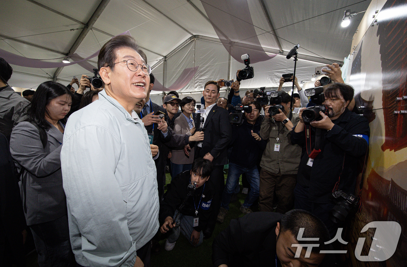 (영주=뉴스1) 이재명 기자 = '골목골목 경청투어 : 단양팔경편'에 나선 이재명 더불어민주당 대통령 후보가 4일 오전 경북 영주시 문정둔치에서 열린 2025 영주 한국선비문화축제 …