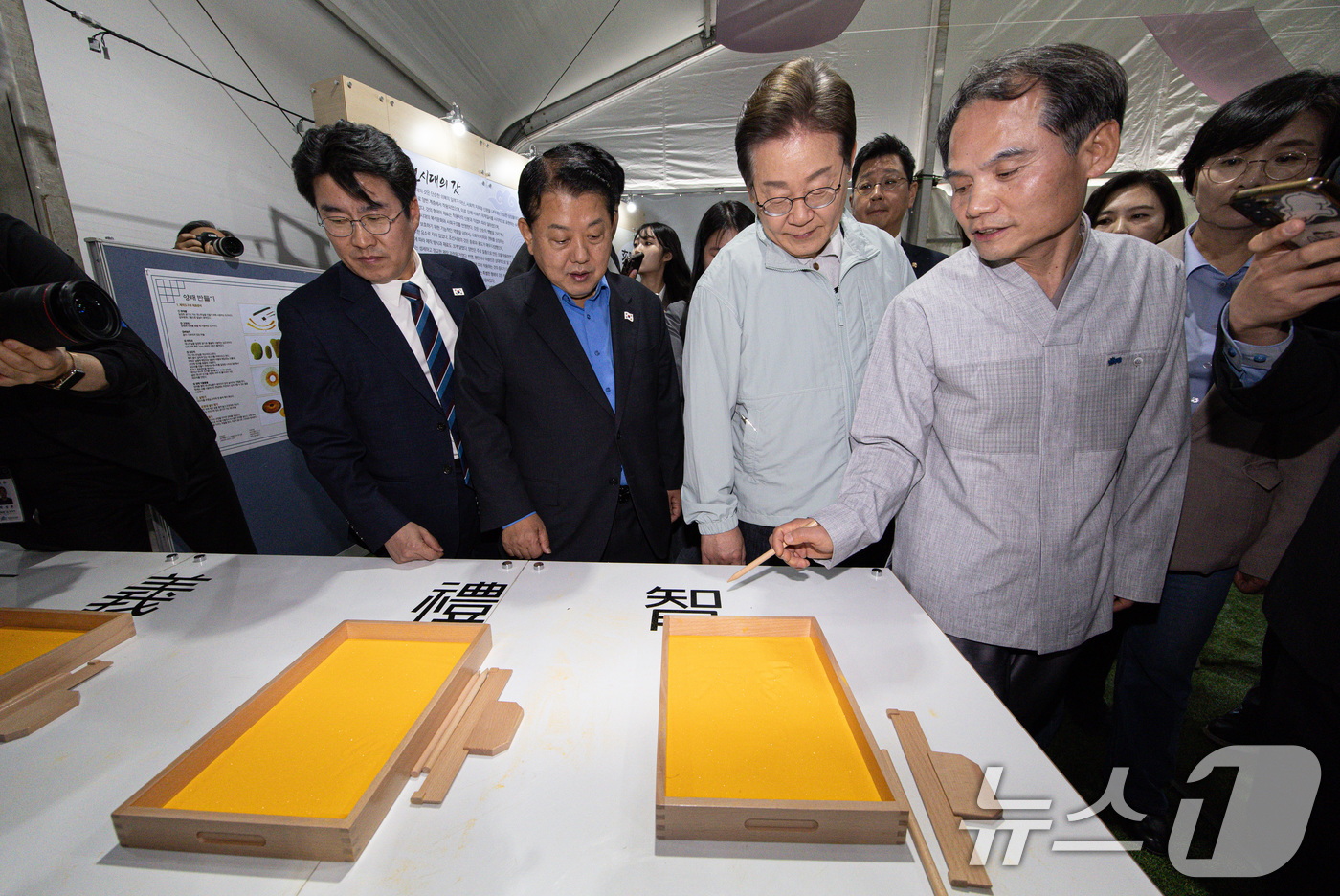 (영주=뉴스1) 이재명 기자 = '골목골목 경청투어 : 단양팔경편'에 나선 이재명 더불어민주당 대통령 후보가 4일 오전 경북 영주시 문정둔치에서 열린 2025 영주 한국선비문화축제 …