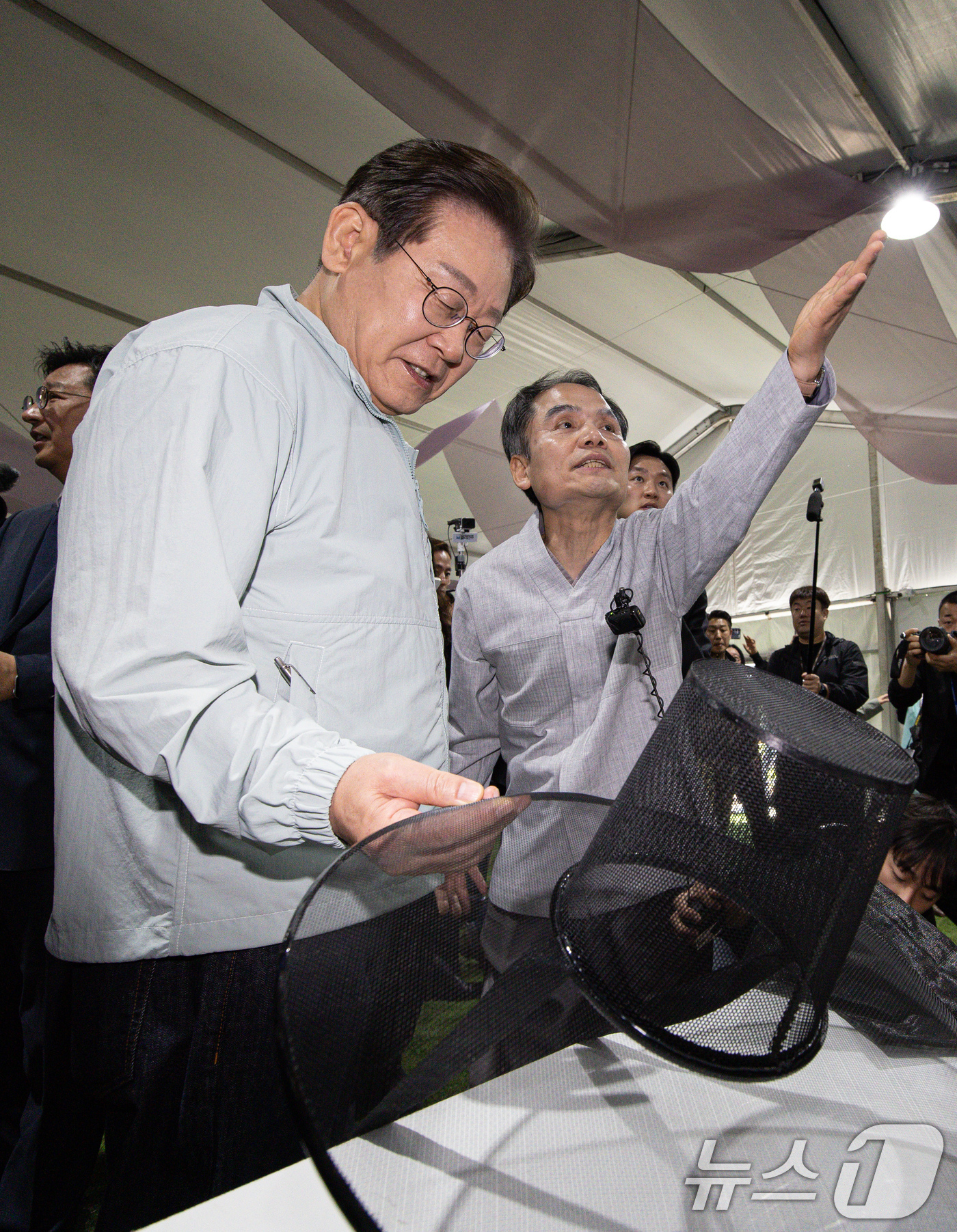 (영주=뉴스1) 이재명 기자 = '골목골목 경청투어 : 단양팔경편'에 나선 이재명 더불어민주당 대통령 후보가 4일 오전 경북 영주시 문정둔치에서 열린 2025 영주 한국선비문화축제 …