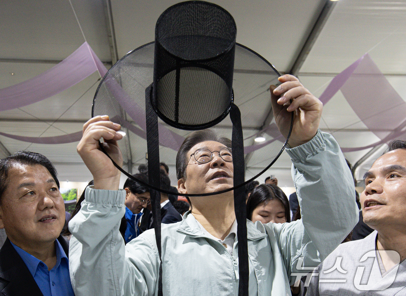 (영주=뉴스1) 이재명 기자 = '골목골목 경청투어 : 단양팔경편'에 나선 이재명 더불어민주당 대통령 후보가 4일 오전 경북 영주시 문정둔치에서 열린 2025 영주 한국선비문화축제 …