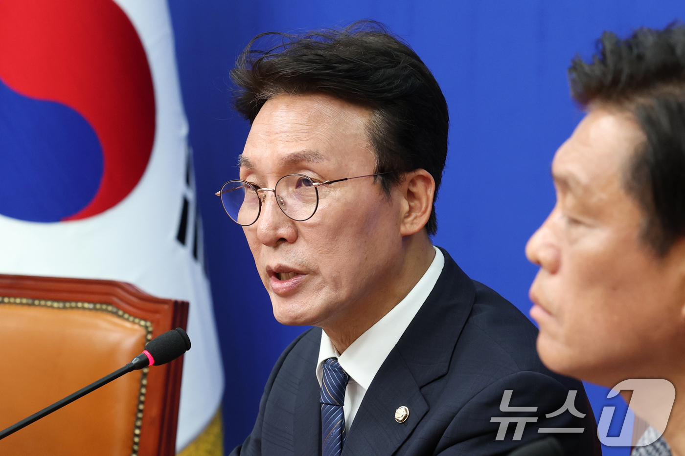 (서울=뉴스1) 이광호 기자 = 김민석 더불어민주당 상임공동 선거대책위원장이 4일 오전 서울 여의도 국회에서 기자간담회를 하고 있다. 2025.5.4/뉴스1