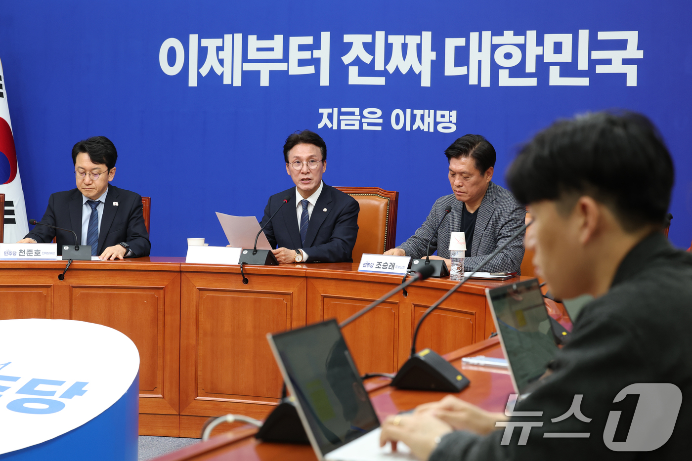 (서울=뉴스1) 이광호 기자 = 김민석 더불어민주당 상임공동 선거대책위원장이 4일 오전 서울 여의도 국회에서 기자간담회를 하고 있다. 2025.5.4/뉴스1