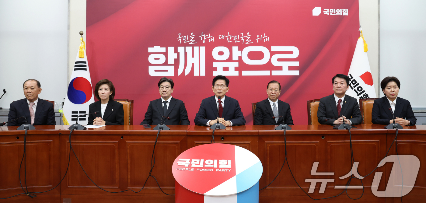 (서울=뉴스1) 이광호 기자 = 김문수 국민의힘 대통령 후보가 4일 오전 서울 여의도 국회에서 열린 선거대책위원회 회의에 참석해 발언하고 있다.  2025.5.4/뉴스1