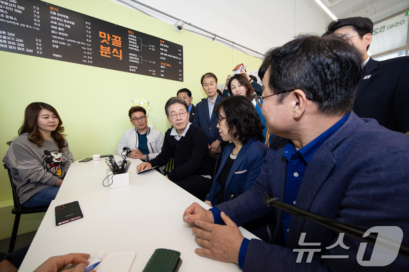 (예천=뉴스1) 이재명 기자 = '골목골목 경청투어 : 단양팔경편'에 나선 이재명 더불어민주당 대통령 후보가 4일 오전 경북 예천군 도청 신도시에 위치한 분식점에서 상인회 관계자와 …