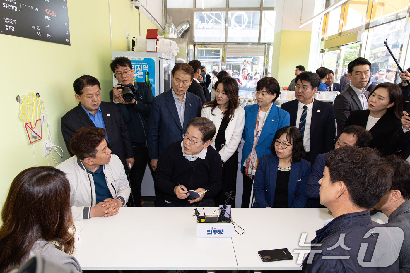 (예천=뉴스1) 이재명 기자 = '골목골목 경청투어 : 단양팔경편'에 나선 이재명 더불어민주당 대통령 후보가 4일 오전 경북 예천군 도청 신도시에 위치한 분식점에서 상인회 관계자와 …