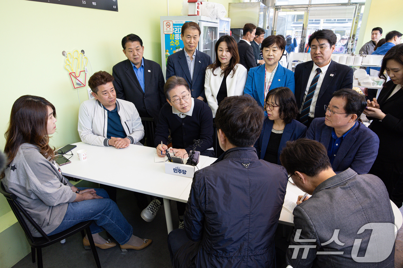 (예천=뉴스1) 이재명 기자 = '골목골목 경청투어 : 단양팔경편'에 나선 이재명 더불어민주당 대통령 후보가 4일 오전 경북 예천군 도청 신도시에 위치한 분식점에서 상인회 관계자와 …