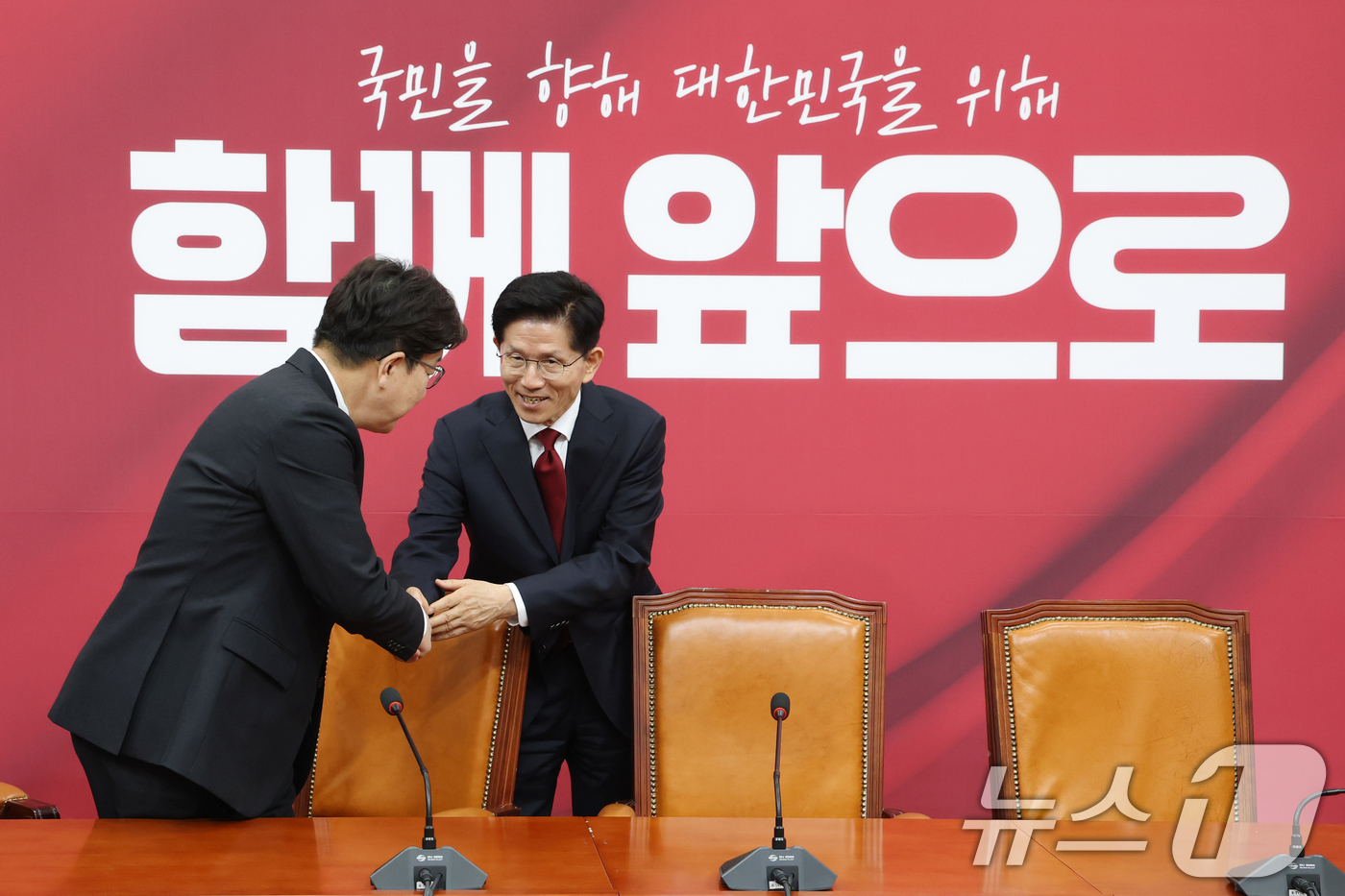 (서울=뉴스1) 이광호 기자 = 김문수 국민의힘 대통령 후보가 4일 오전 서울 여의도 국회에서 열린 선거대책위원회 회의에 참석해 권성동 원내대표와 인사나누고 있다.  2025.5. …