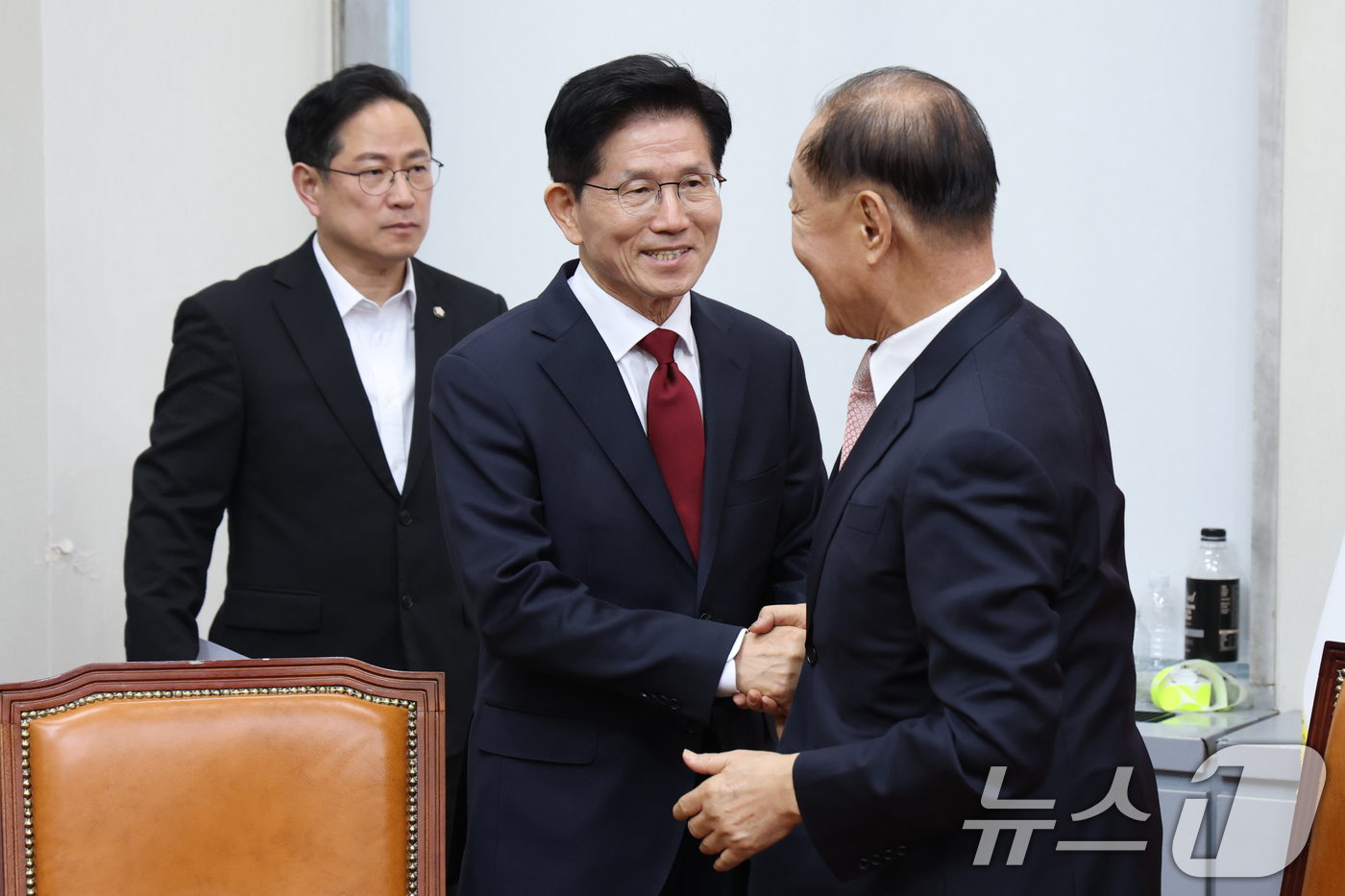 (서울=뉴스1) 이광호 기자 = 김문수 국민의힘 대통령 후보가 4일 오전 서울 여의도 국회에서 열린 선거대책위원회 회의에 참석하며 황우여 선관위원장과 인사나누고 있다.  2025. …