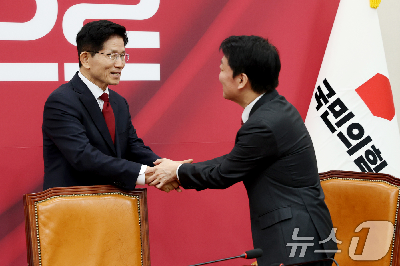 (서울=뉴스1) 이광호 기자 = 김문수 국민의힘 대통령 후보가 4일 오전 서울 여의도 국회에서 열린 선거대책위원회 회의에 참석하며 선거대책위원장에 내정된 안철수 의원과 인사나누고 …