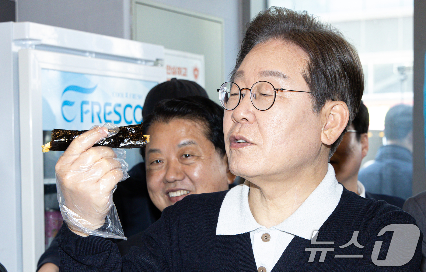 (예천=뉴스1) 이재명 기자 = '골목골목 경청투어 : 단양팔경편'에 나선 이재명 더불어민주당 대통령 후보가 4일 오전 경북 예천군 도청 신도시에 위치한 김밥집을 찾아 음식을 맛보 …