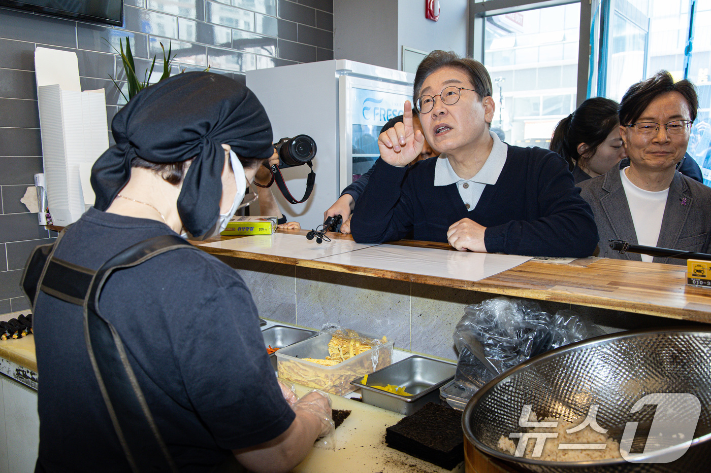 (예천=뉴스1) 이재명 기자 = '골목골목 경청투어 : 단양팔경편'에 나선 이재명 더불어민주당 대통령 후보가 4일 오전 경북 예천군 도청 신도시에 위치한 김밥집을 찾아 상인과 대화 …