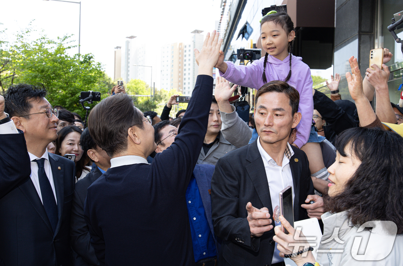 (예천=뉴스1) 이재명 기자 = '골목골목 경청투어 : 단양팔경편'에 나선 이재명 더불어민주당 대통령 후보가 4일 오전 경북 예천군 도청 신도시 일대를 찾아 한 아이와 하이파이브를 …