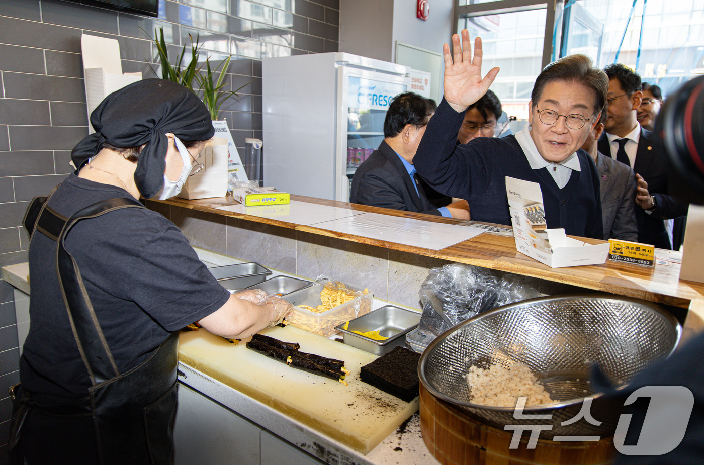 (예천=뉴스1) 이재명 기자 = '골목골목 경청투어 : 단양팔경편'에 나선 이재명 더불어민주당 대통령 후보가 4일 오전 경북 예천군 도청 신도시에 위치한 김밥집에서 음식을 맛본 후 …
