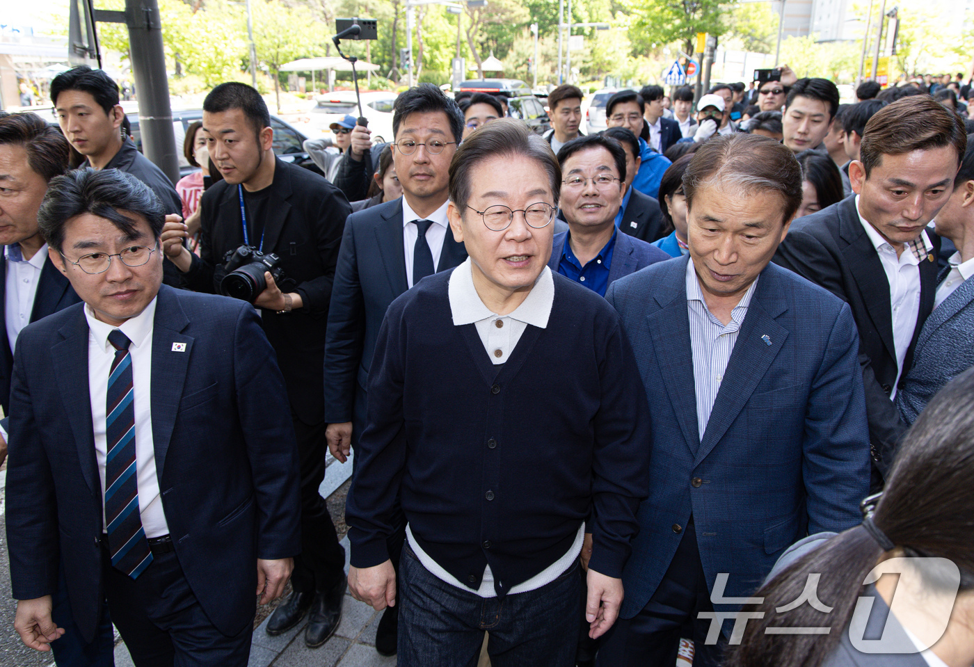 (예천=뉴스1) 이재명 기자 = '골목골목 경청투어 : 단양팔경편'에 나선 이재명 더불어민주당 대통령 후보가 4일 오전 경북 예천군 도청 신도시 일대를 찾아 시민들과 인사를 나누고 …