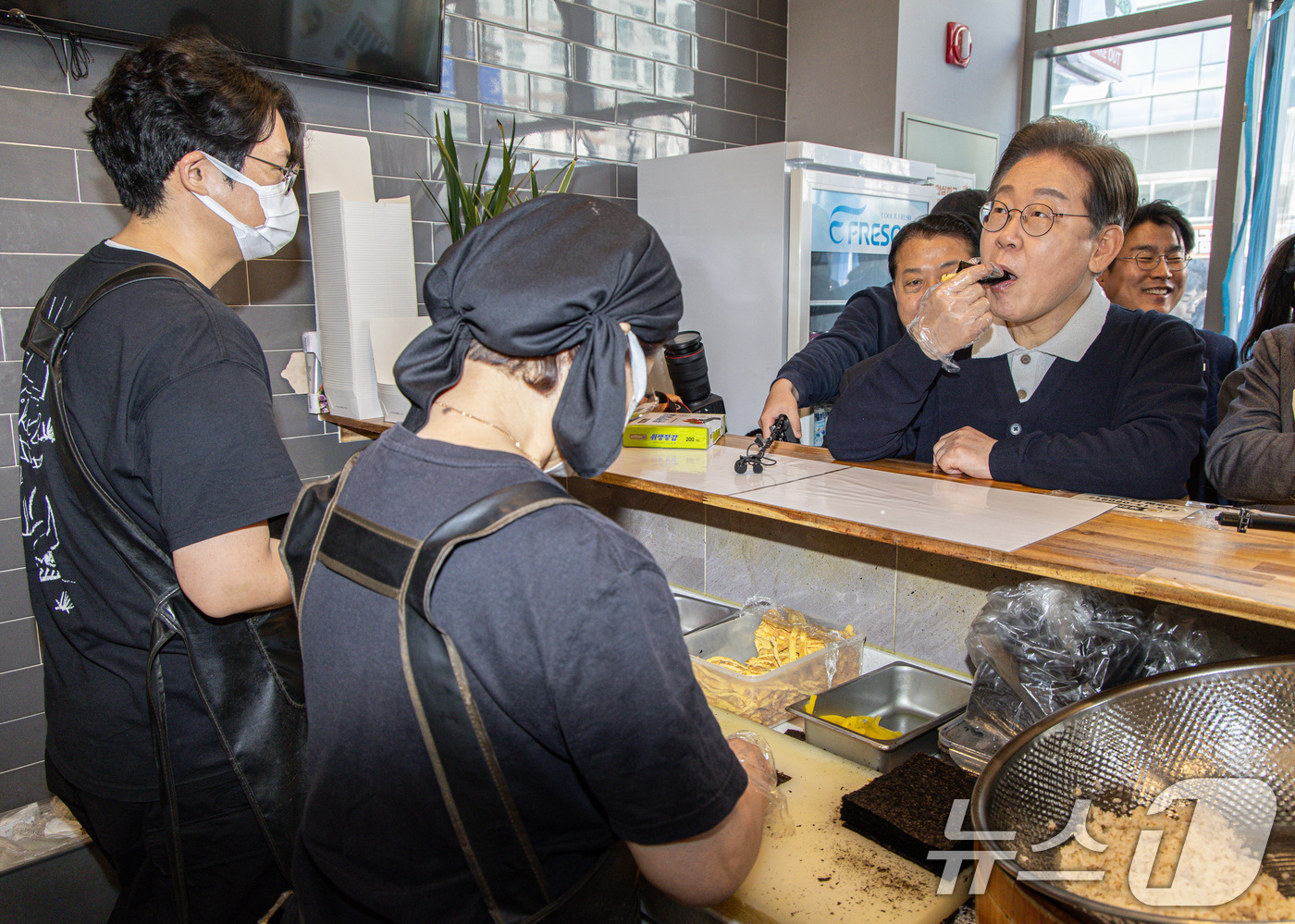 (예천=뉴스1) 이재명 기자 = '골목골목 경청투어 : 단양팔경편'에 나선 이재명 더불어민주당 대통령 후보가 4일 오전 경북 예천군 도청 신도시에 위치한 김밥집을 찾아 음식을 맛보 …