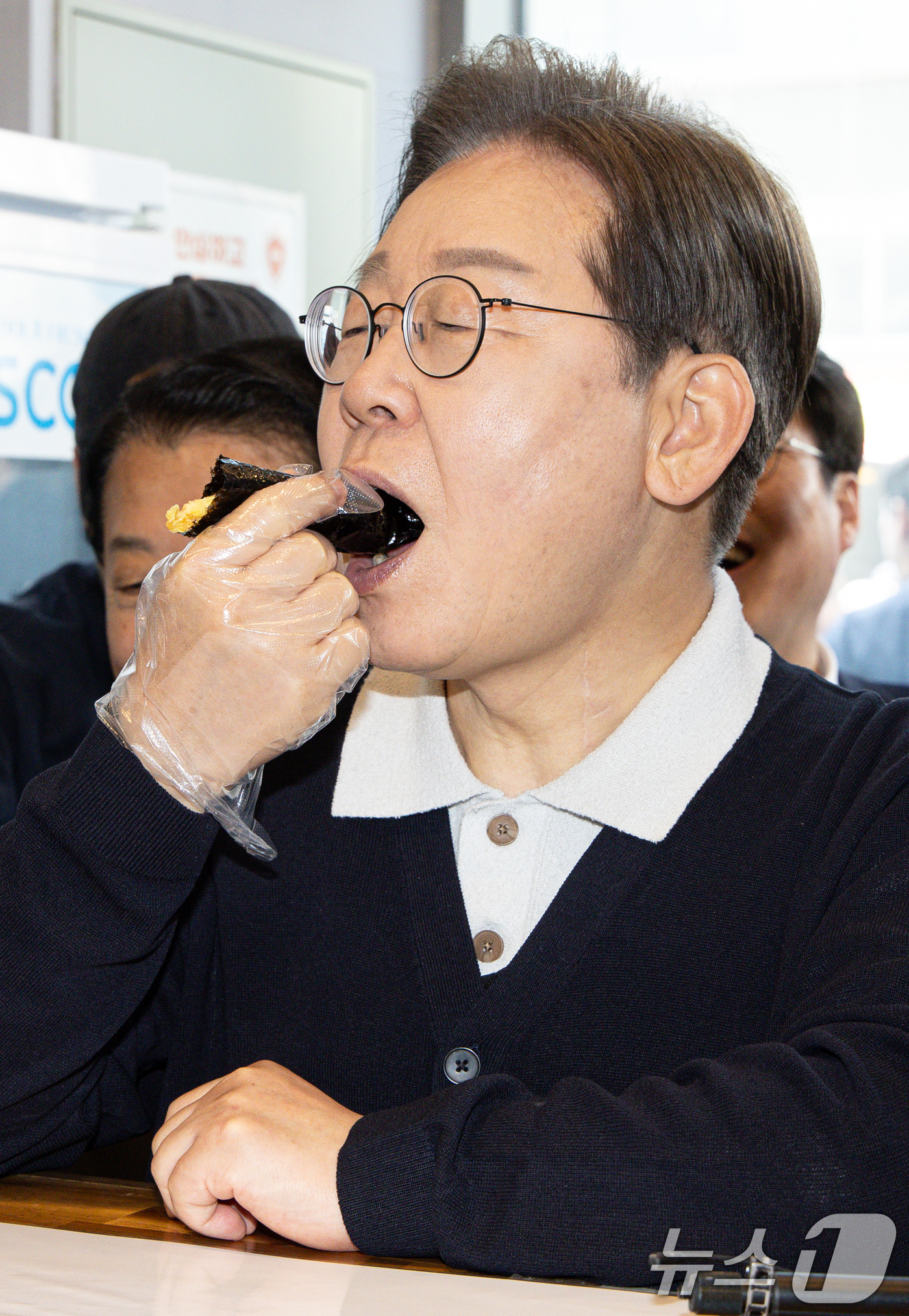 (예천=뉴스1) 이재명 기자 = '골목골목 경청투어 : 단양팔경편'에 나선 이재명 더불어민주당 대통령 후보가 4일 오전 경북 예천군 도청 신도시에 위치한 김밥집을 찾아 음식을 맛보 …