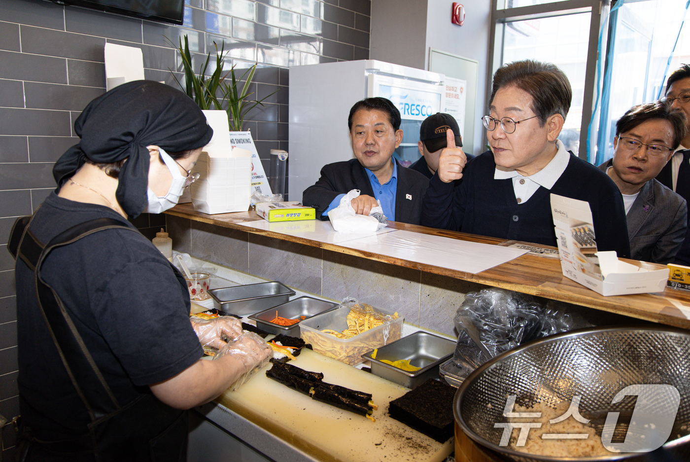 (예천=뉴스1) 이재명 기자 = '골목골목 경청투어 : 단양팔경편'에 나선 이재명 더불어민주당 대통령 후보가 4일 오전 경북 예천군 도청 신도시에 위치한 김밥집을 찾아 음식을 맛본 …
