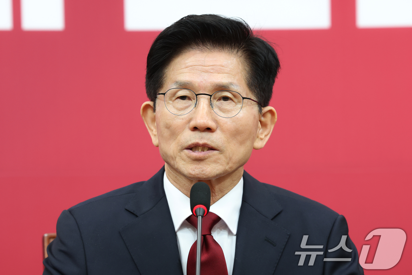 (서울=뉴스1) 이광호 기자 = 김문수 국민의힘 대통령 후보가 4일 오전 서울 여의도 국회에서 열린 선거대책위원회 회의에 참석해 발언하고 있다.  2025.5.4/뉴스1