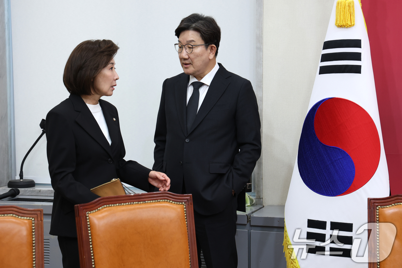 (서울=뉴스1) 이광호 기자 = 권성동 국민의힘 원내대표와 나경원 의원이 4일 오전 서울 여의도 국회에서 열린 선거대책위원회 회의에 참석해 대화하고 있다.  2025.5.4/뉴스1 …