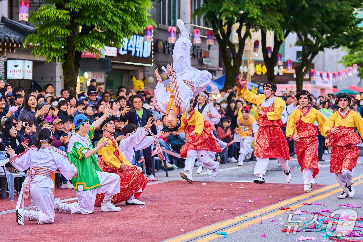 본문 이미지 - 3일부터 6일까지 진행되는 제95회 춘향제 대표 프로그램  &#39;발광난장 대동길놀이&#39; 모습. 관람객들이 환호하고 있다.&#40;남원시 제공. 재판매 및 DB 금지&#41;/뉴스1 