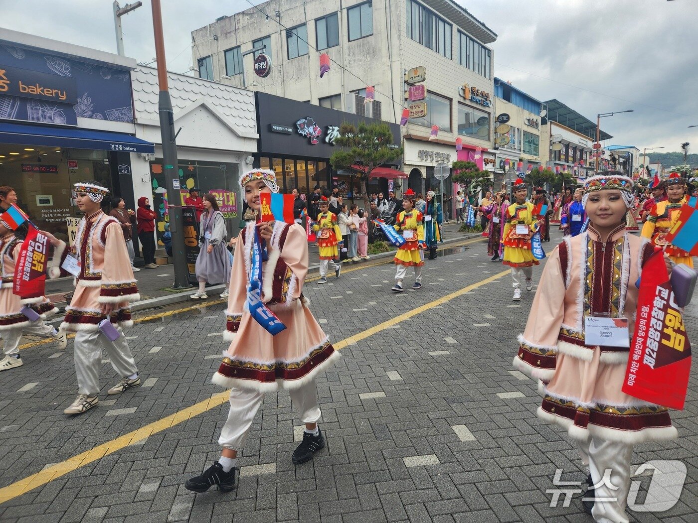 본문 이미지 - 지난해에 이어 2년 연속 초청된 몽골 오랑헬헤 어린이 공연단이 제95회 춘향제 대표 행사 대동길놀이에 참여하고 있다.(남원시 제공, 재판매 및 DB 금지)/뉴스1   