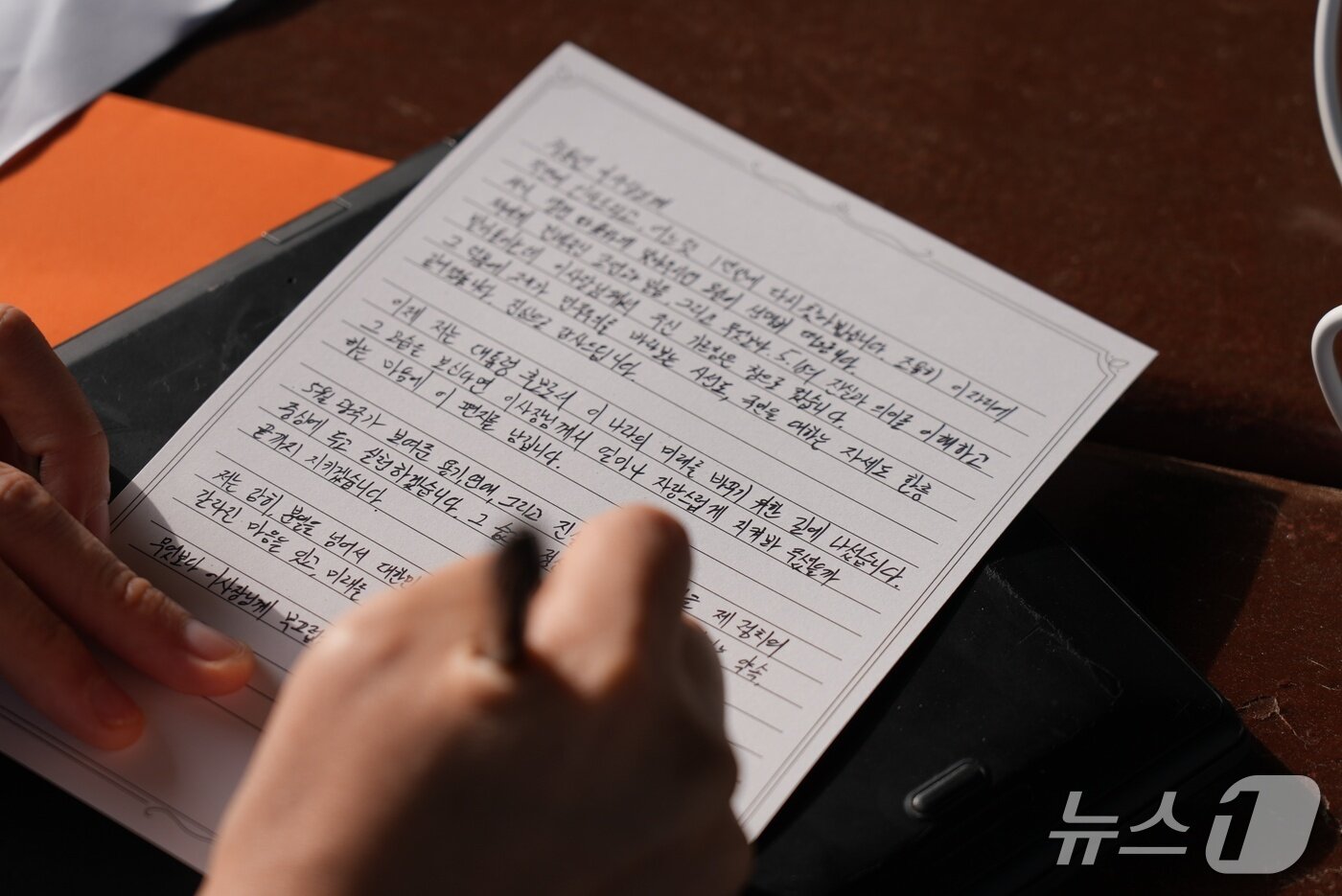 본문 이미지 - 개혁신당은 4일 오전 광주 5.18 민주묘지를 참배했다. 이날 이준석 대선후보를 포함한 개혁신당 당원은 손편지를 1027기 묘역에 전달하고 이들을 추모했다. (이준석 캠프 제공) 