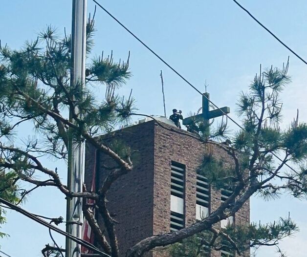 '혜화동성당 고공농성' 전장연 활동가 2명 구속 기로