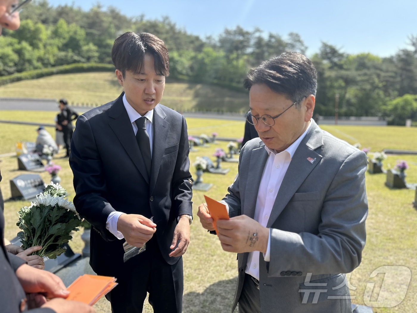 (광주=뉴스1) = 이준석 개혁신당 대통령 후보가 4일 광주 북구 국립 5·18 민주묘지를 찾아 강기정 시장과 대화하고 있다. (이준석 캠프 제공, 재판매 및 DB 금지) 2025 …