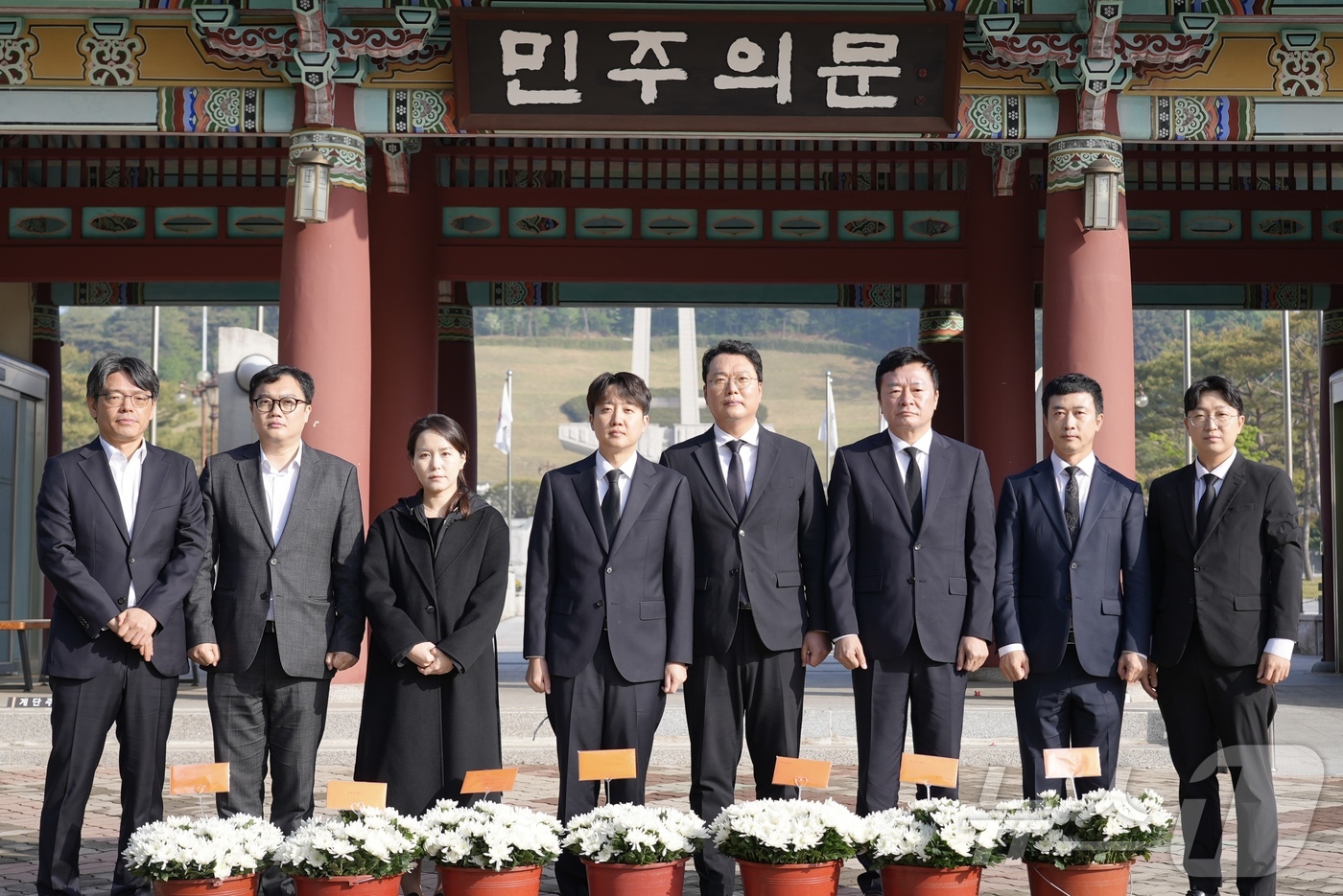 (광주=뉴스1) = 이준석 개혁신당 대통령 후보가 천하람, 이주영 선대위원장과 4일 광주 북구 국립 5·18 민주묘지를 찾아 민주의문 앞에서 기념 촬영하고 있다. (이준석 캠프 제 …