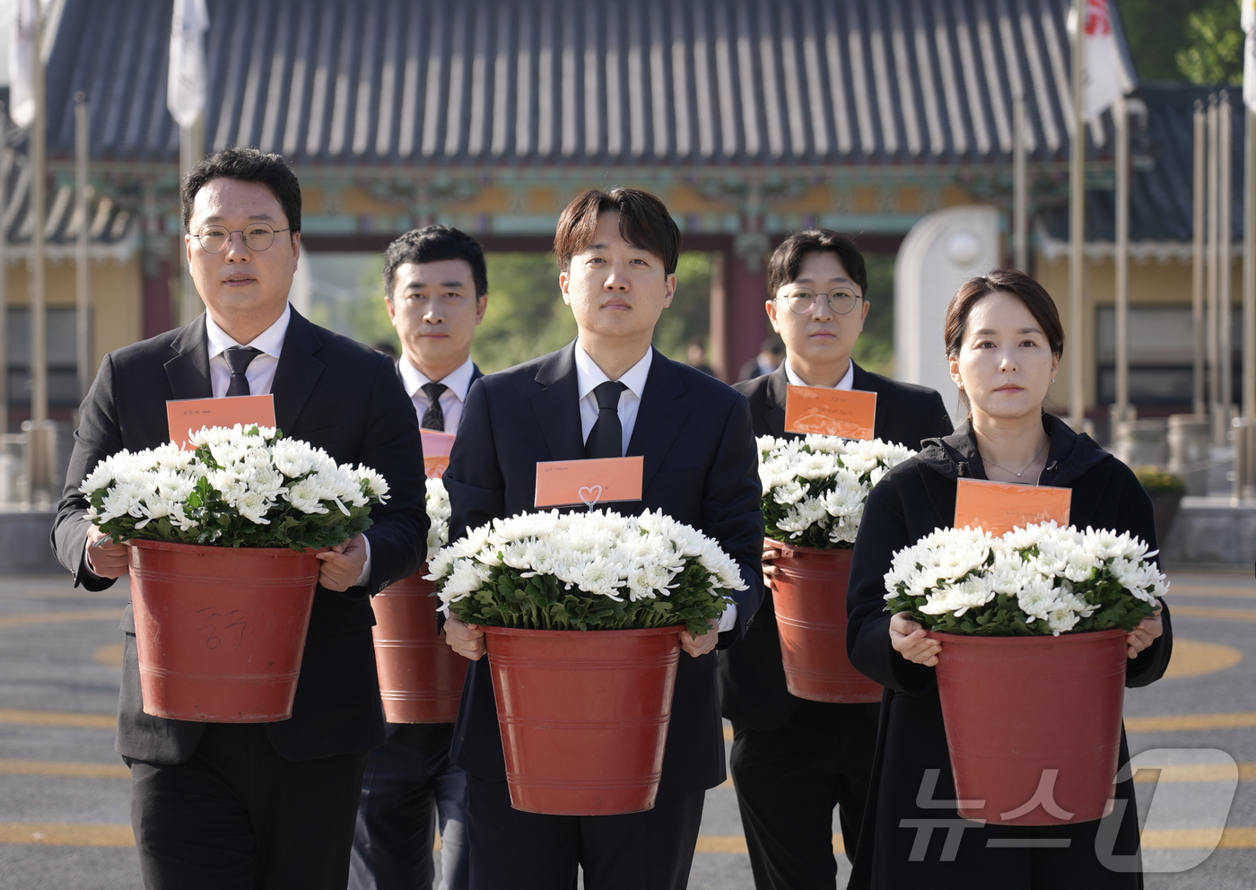 (광주=뉴스1) = 이준석 개혁신당 대통령 후보가 천하람, 이주영 선대위원장과 4일 광주 북구 국립 5·18 민주묘지를 참배하기 위해 국화꽃을 들고 있다. (이준석 캠프 제공, 재 …