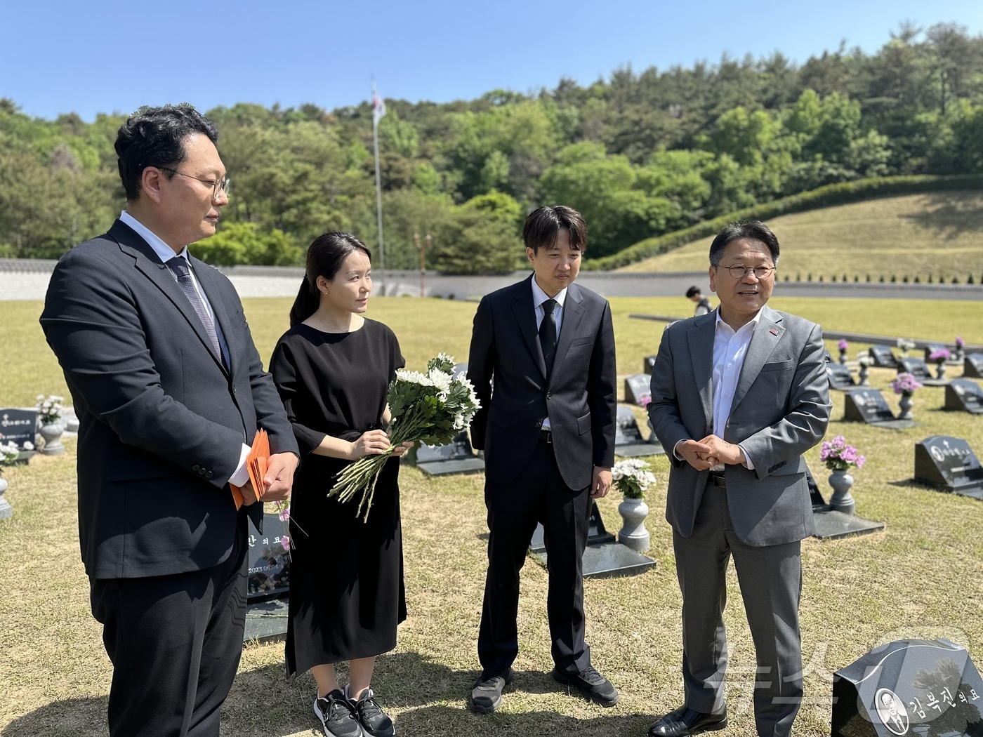 (광주=뉴스1) = 이준석 개혁신당 대통령 후보가 4일 광주 북구 국립 5·18 민주묘지를 찾아 강기정 시장과 대화하고 있다. (이준석 캠프 제공, 재판매 및 DB 금지) 2025 …