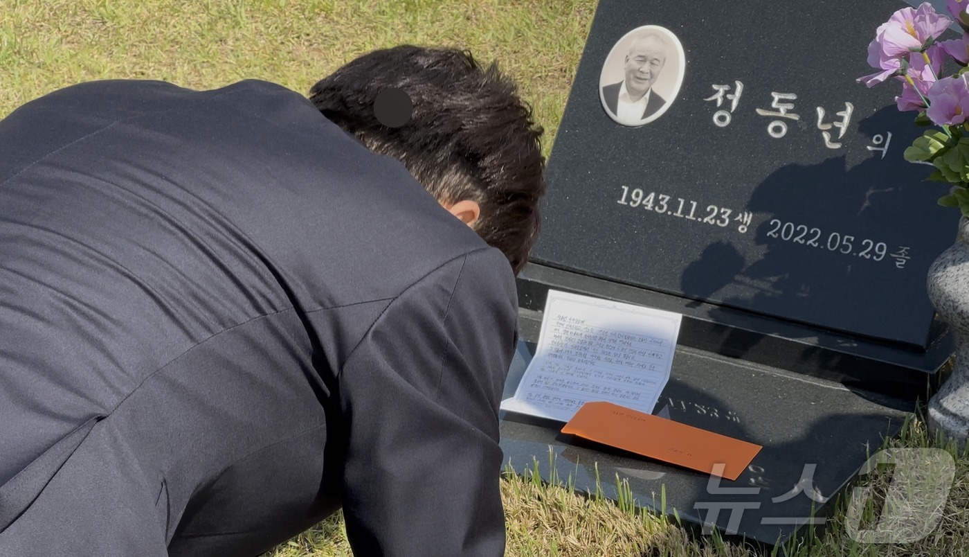 (광주=뉴스1) = 이준석 개혁신당 대통령 후보가 4일 광주 북구 국립 5·18 민주묘지를 찾아 고 정동년 5·18 기념재단 이사장 묘소를 참배하고 있다. (이준석 캠프 제공, 재 …