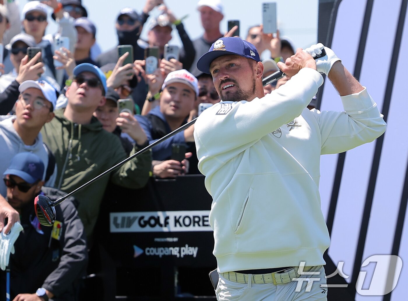 본문 이미지 - 브라이슨 디섐보가 4일 인천 연수구 잭니클라우스 골프클럽에서 열린 LIV골프 코리아 파이널라운드 2번홀에서 티샷을 하고 있다. 2025.5.4/뉴스1 ⓒ News1 박정호 기자