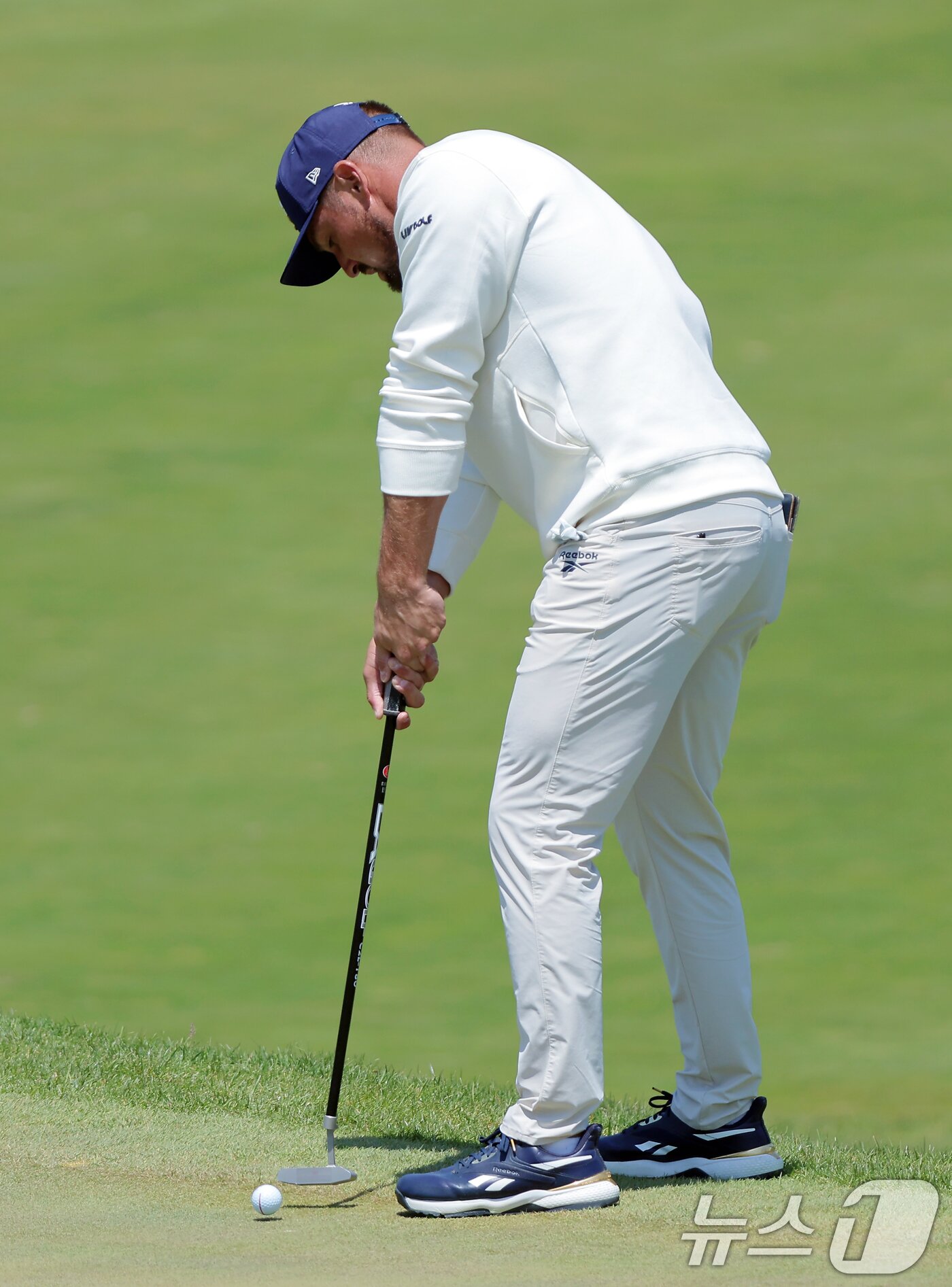 본문 이미지 - 브라이슨 디섐보가 4일 인천 연수구 잭니클라우스 골프클럽에서 열린 LIV골프 코리아 파이널라운드 1번홀에서 퍼팅을 하고 있다. 2025.5.4/뉴스1 ⓒ News1 박정호 기자