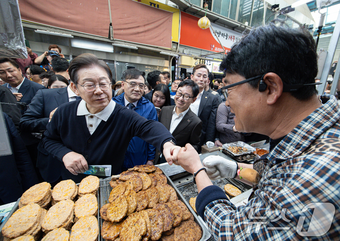 (단양=뉴스1) 이재명 기자 = '골목골목 경청투어 : 단양팔경편'에 나선 이재명 더불어민주당 대통령 후보가 4일 오전 충북 단양군 단양구경시장에서 떡갈비집 상인과 인사를 나누고 …