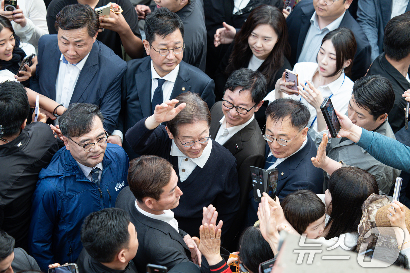 (단양=뉴스1) 이재명 기자 = '골목골목 경청투어 : 단양팔경편'에 나선 이재명 더불어민주당 대통령 후보가 4일 오전 충북 단양군 단양구경시장에서 시민들을 향해 인사하고 있다. …