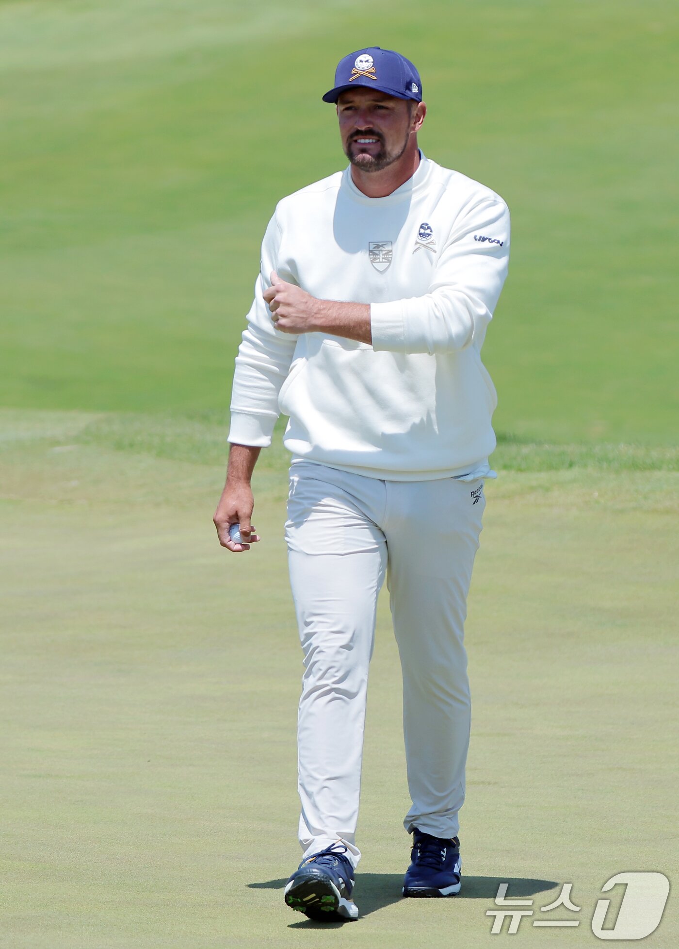 본문 이미지 - 브라이슨 디섐보가 4일 인천 연수구 잭니클라우스 골프클럽에서 열린 LIV골프 코리아 파이널라운드 1번홀에서 홀아웃하고 있다. 2025.5.4/뉴스1 ⓒ News1 박정호 기자